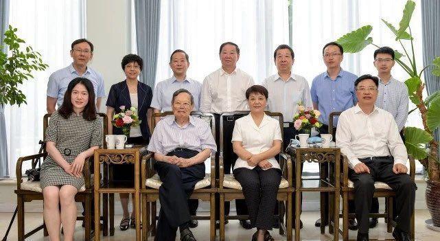 杨振宁|97岁杨振宁携44岁翁帆出席活动，身体倍棒精神好，娇妻发福衰老