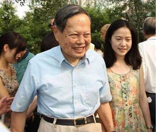 杨振宁|97岁杨振宁携44岁翁帆出席活动，身体倍棒精神好，娇妻发福衰老