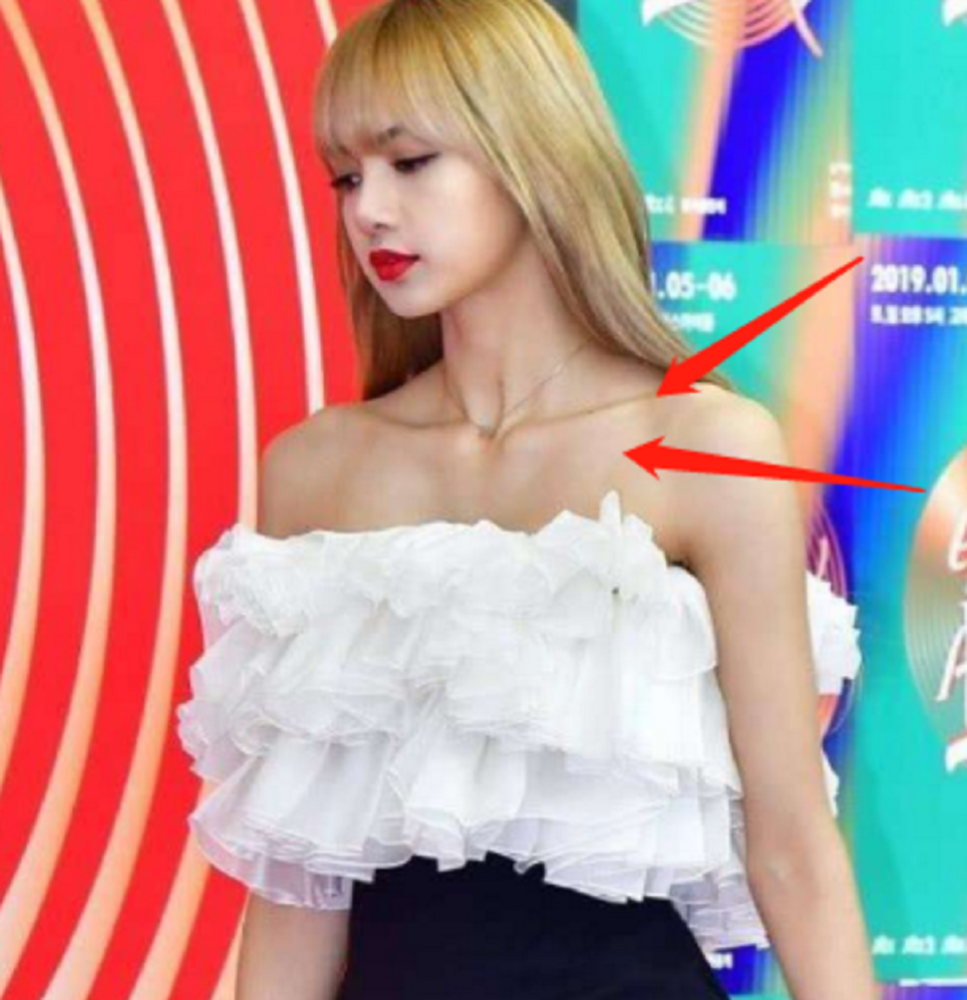 比起珍妮的直角肩,我却被lisa吸引了,这个腰身比是认真的?