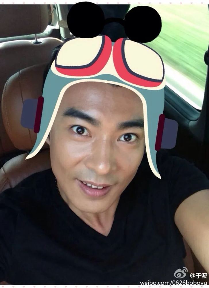 表情包玩得也挺溜,这照片真的有笑到橘了哈哈哈.