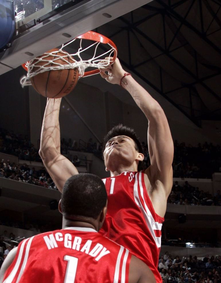 姚明从什么时候开始改掉了不爱扣篮的习惯?主帅用奇招,立即见效