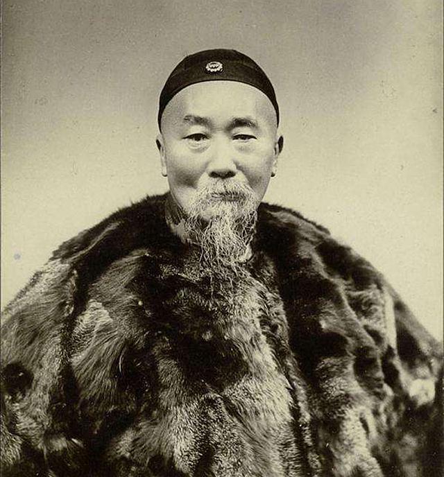 1958年,李鸿章坟墓被挖开,尸体被挂在拖拉机后面,尸骨散尽