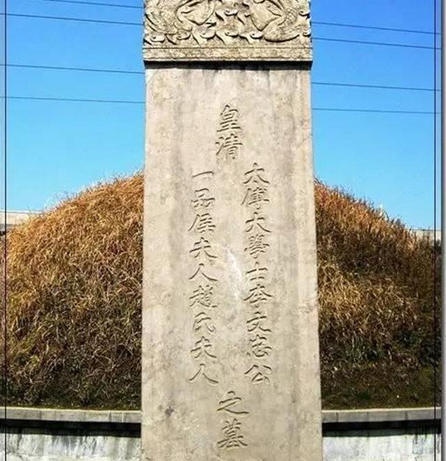 1958年,李鸿章坟墓被挖开,尸体被挂在拖拉机后面,尸骨散尽