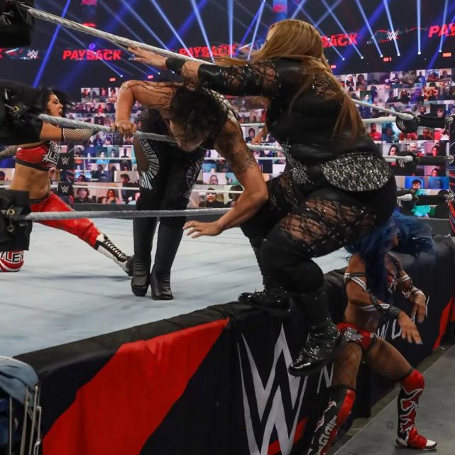 "邪神"人间怪兽砸塌擂台 罗门伦斯黄雀在后