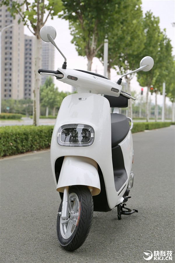 1小时快充续航122km雅迪冠能m8图赏