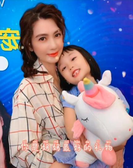 洪欣|48岁洪欣近照曝光！与6岁女儿同框似姐妹，不晒老公被疑离婚