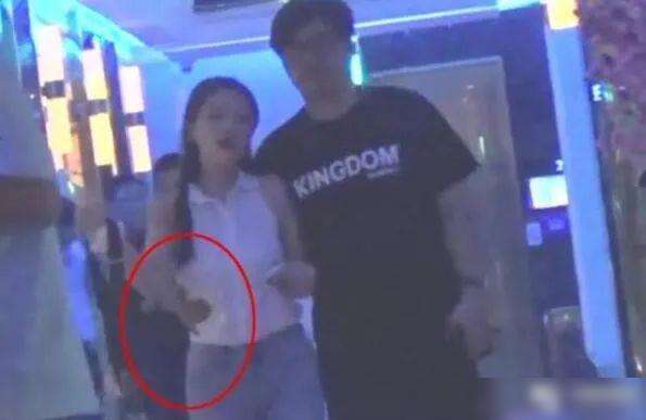 王岳伦|王岳伦还原“壁咚”白衣女子全过程，称遭人陷害，网友：怪你酒后不老实