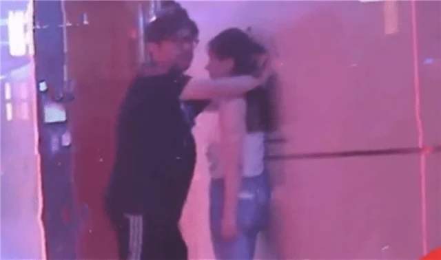 王岳伦|王岳伦还原“壁咚”白衣女子全过程，称遭人陷害，网友：怪你酒后不老实