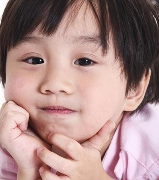 小小彬近照公开15岁上高一可爱形象不再身高却格外出镜