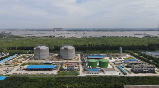 在无锡(江阴)港石利港区的长江边上,两座lng储罐赫然矗立.