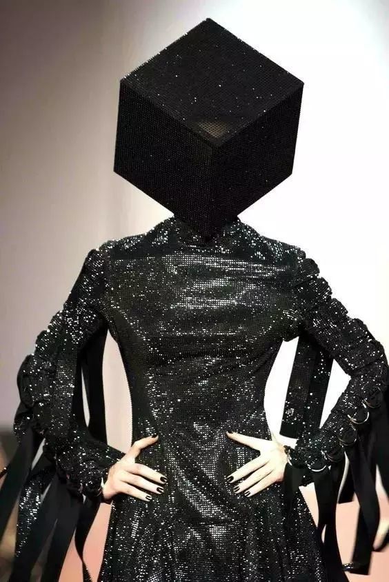 经过创造性的设计,一件件透着复古风的神秘,奇异,古怪的服装,记录着