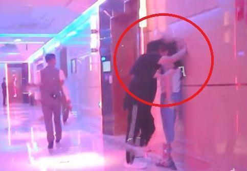 王岳伦|王岳伦改口称被设局摆拍，手“被迫”放在美女腰和肩上？说不通！