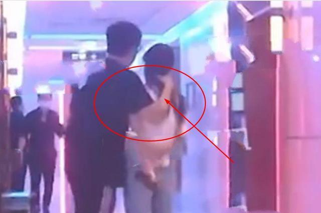 王岳伦|王岳伦改口称被设局摆拍，手“被迫”放在美女腰和肩上？说不通！