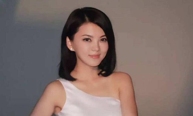 王岳伦|王岳伦改口称被设局摆拍，手“被迫”放在美女腰和肩上？说不通！