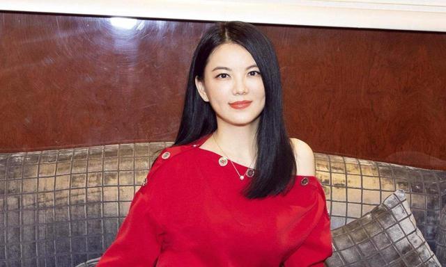 王岳伦|王岳伦改口称被设局摆拍，手“被迫”放在美女腰和肩上？说不通！