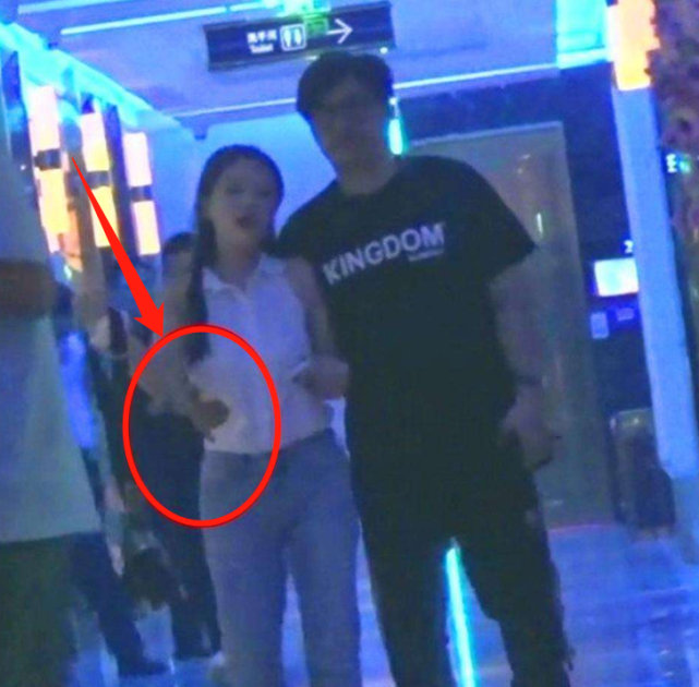 王岳伦|王岳伦改口称被设局摆拍，手“被迫”放在美女腰和肩上？说不通！