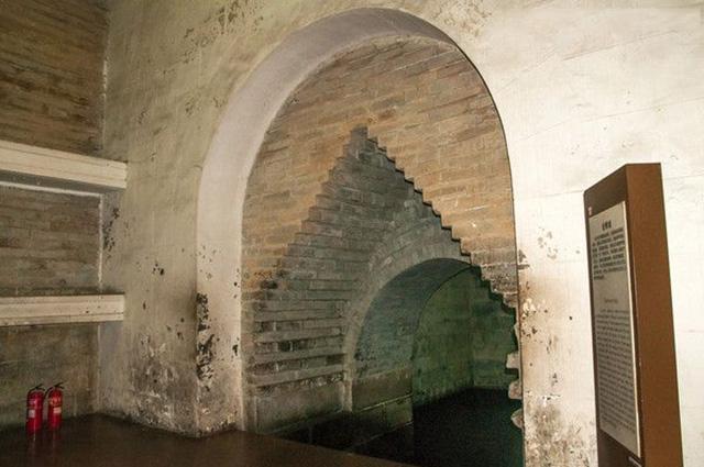 1956年定陵考古:金刚墙打开后散黑烟,考古人员放公鸡探路