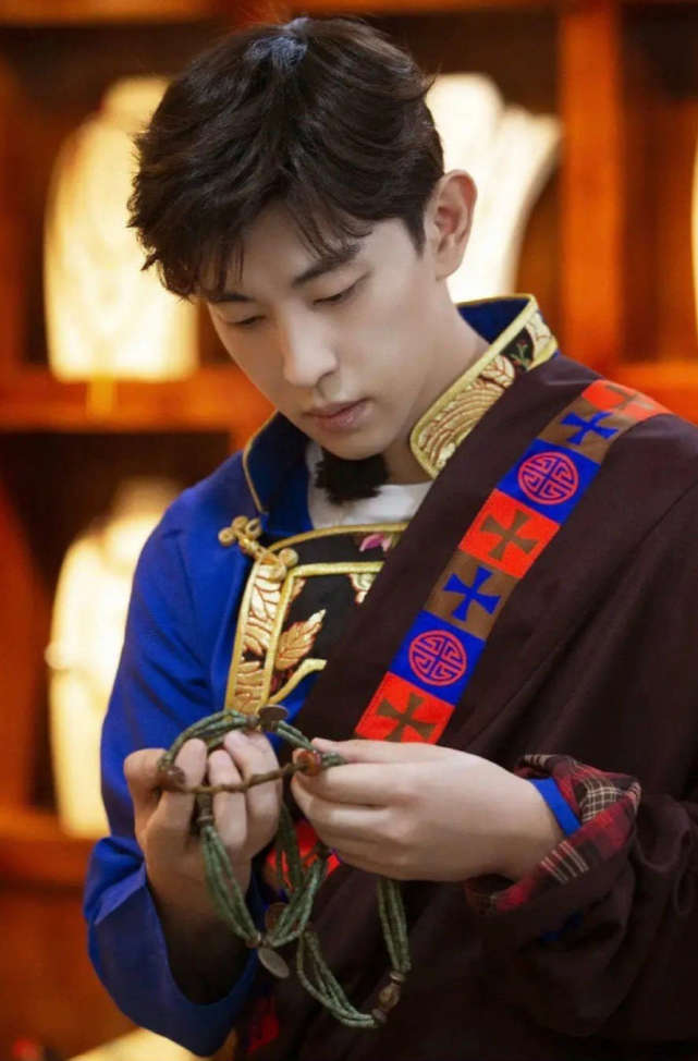 民族服装:易烊千玺阳光,张子枫活泼,任嘉伦是调皮男孩吗|张艺兴|邓伦