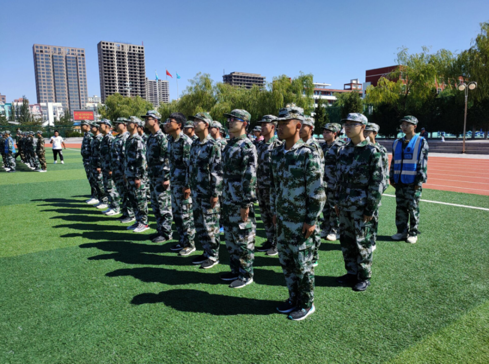 在東聯現代高級中學,800多名高一新生一起參加了軍訓的開營儀式,學生