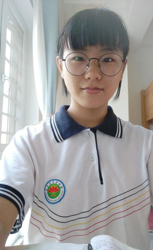一位穿着校服,背着书包的女孩,正为一位车祸受伤的老人撑伞.8月27日