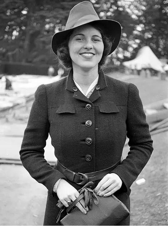 罗丝玛丽·肯尼迪,是美国政治大家老约瑟夫·肯尼迪的大女儿,她的亲