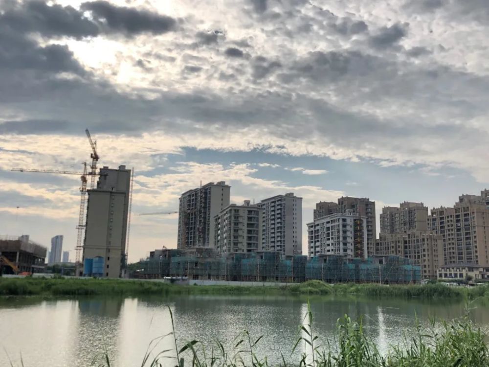 就商业配套而言,虽然洛社新城没有惠山新城这样拥有已经开业的万达