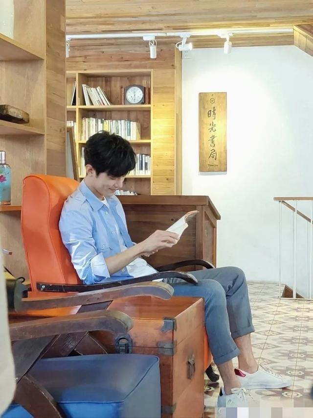 肖战|励志！肖战空降话剧直播竟被设置考题，完美答卷征服制作人