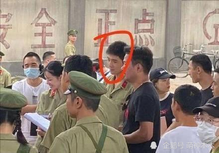 肖战|励志！肖战空降话剧直播竟被设置考题，完美答卷征服制作人
