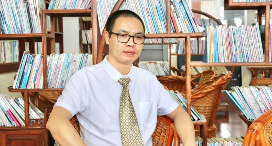 龙源精英学校总校长:李显峰