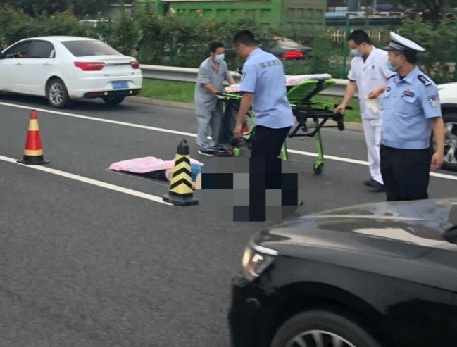 京藏高速公路|七旬老太横穿京藏高速被撞身亡 警方：司机不涉酒不涉毒