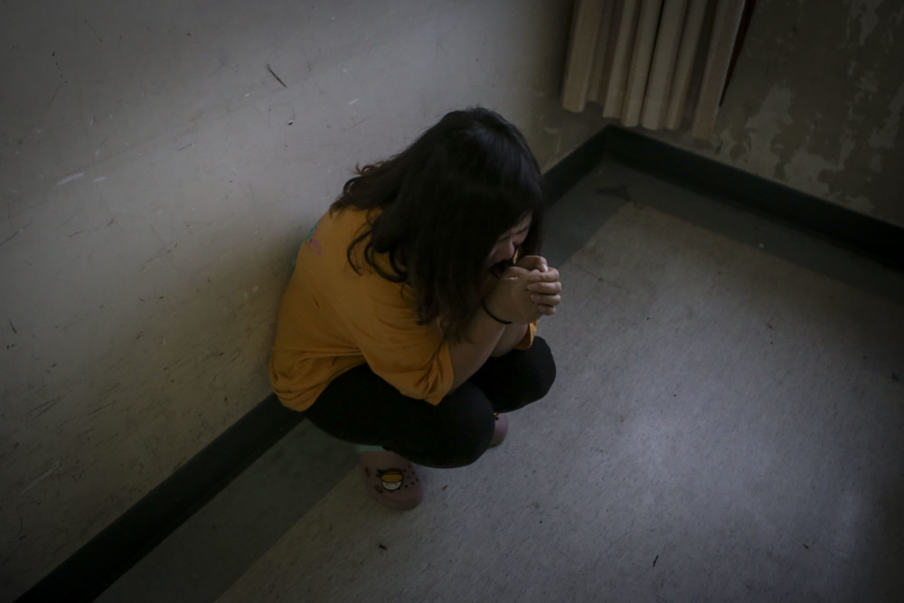 孩子|山西一单亲妈妈带女儿求医4年，曾无奈流落街头，孩子爸：活该！