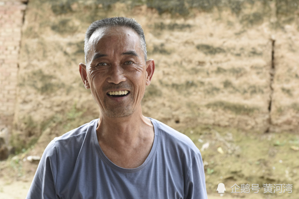 农村7旬老人养牛还替4个儿子收钱,村里人笑称他是百万富翁,收的啥钱_