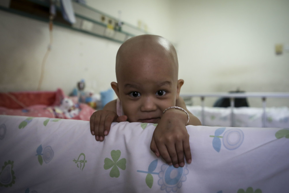 孩子|山西一单亲妈妈带女儿求医4年，曾无奈流落街头，孩子爸：活该！