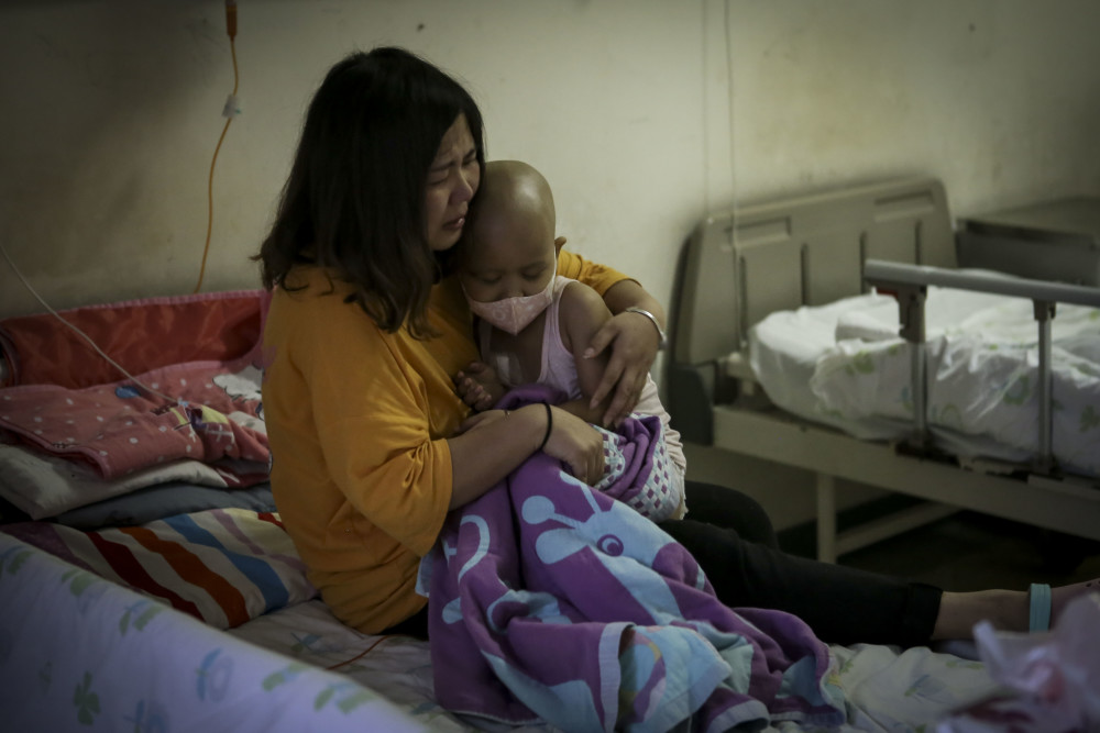 孩子|山西一单亲妈妈带女儿求医4年，曾无奈流落街头，孩子爸：活该！