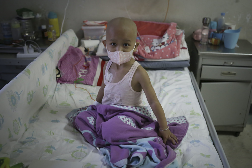 孩子|山西一单亲妈妈带女儿求医4年，曾无奈流落街头，孩子爸：活该！