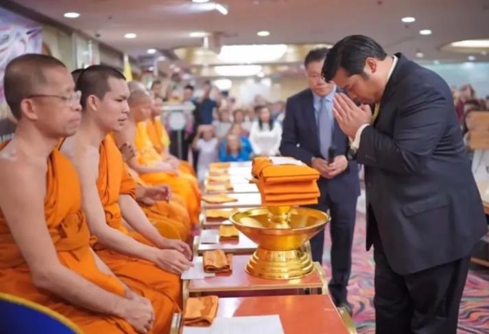 提帮功|泰王罕见为长子庆生！长相帅气博士毕业，14岁提帮功面临出局
