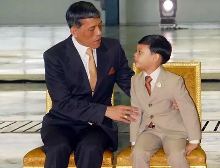 提帮功|泰王罕见为长子庆生！长相帅气博士毕业，14岁提帮功面临出局