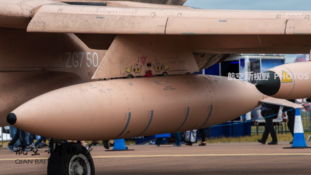 上图是狂风 gr4 战斗轰炸机机翼下的副油箱.
