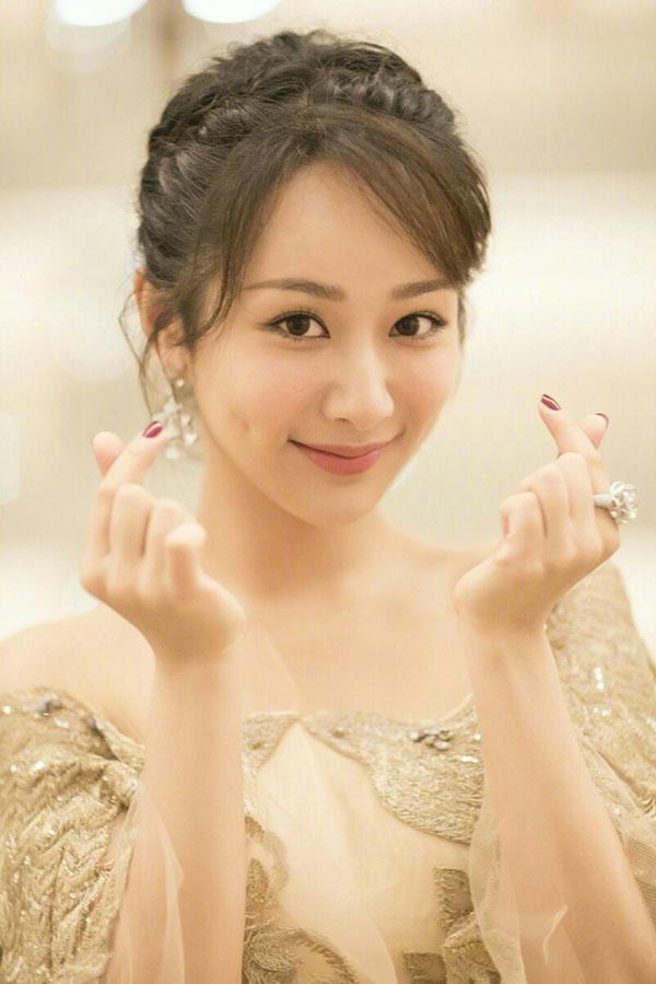 杨紫|杨紫成蔻驰品牌女士代言人，被酸太丢人，王一博、蔡徐坤无辜躺枪