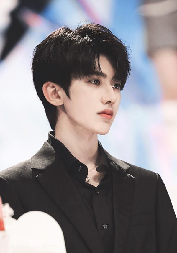 杨紫|杨紫成蔻驰品牌女士代言人，被酸太丢人，王一博、蔡徐坤无辜躺枪