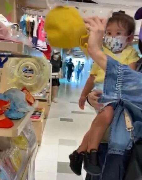 张柏芝|张柏芝小儿子近照曝光，颜值不输哥哥！女神逛超市回应四胎传言