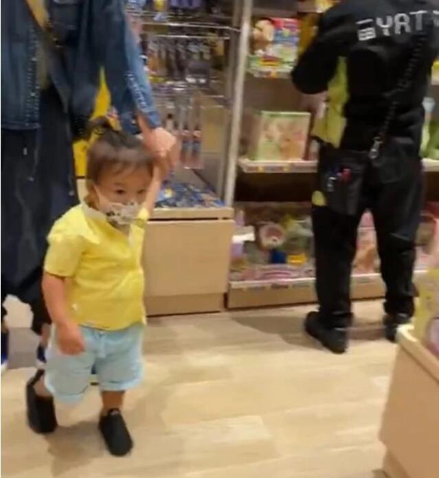 张柏芝|张柏芝小儿子近照曝光，颜值不输哥哥！女神逛超市回应四胎传言