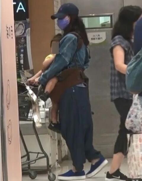 张柏芝|张柏芝小儿子近照曝光，颜值不输哥哥！女神逛超市回应四胎传言