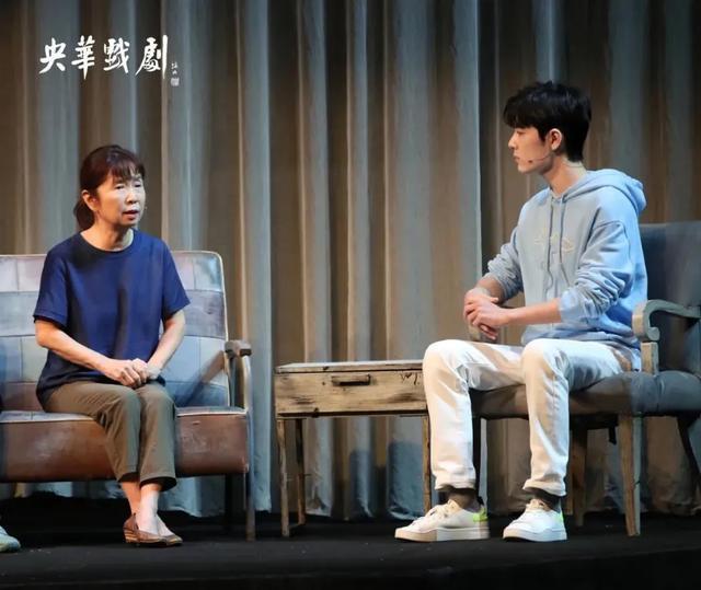 肖战|肖战参加曹禺110周年活动幕后曝光，官方打脸227粉丝，意外曝他处境
