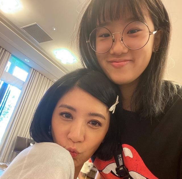 贾静雯|梧桐妹晒与家人同框，咘咘波妞铅笔腿抢镜，46岁贾静雯卖萌毫无违和感