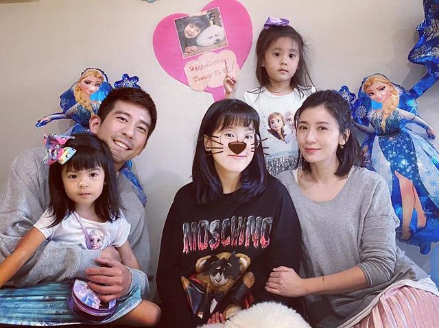 贾静雯|梧桐妹晒与家人同框，咘咘波妞铅笔腿抢镜，46岁贾静雯卖萌毫无违和感