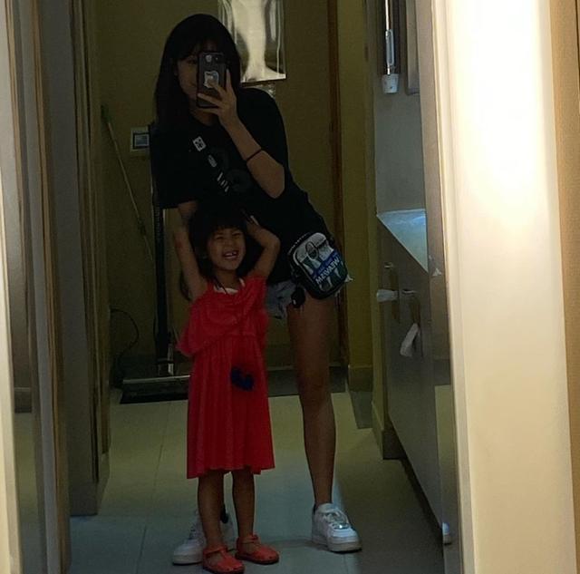 贾静雯|梧桐妹晒与家人同框，咘咘波妞铅笔腿抢镜，46岁贾静雯卖萌毫无违和感