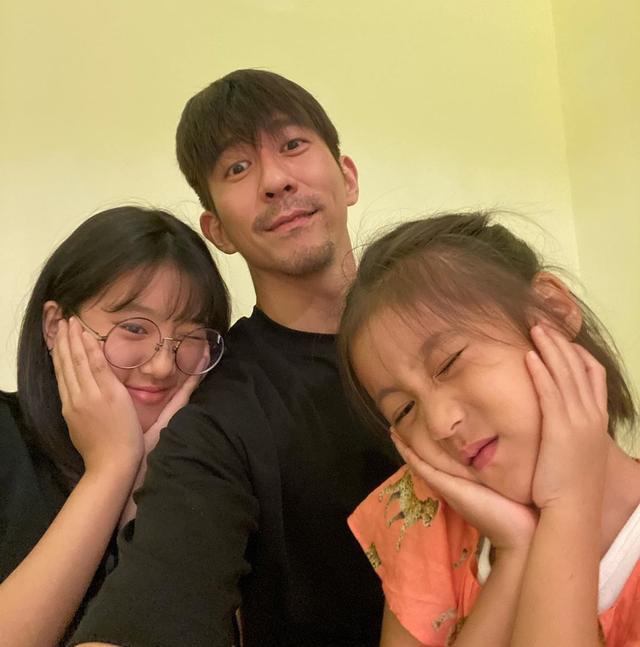 贾静雯|梧桐妹晒与家人同框，咘咘波妞铅笔腿抢镜，46岁贾静雯卖萌毫无违和感