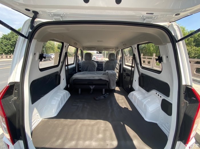 一款国产面包车售价接近8万元,五菱宏光plus究竟值不值买?