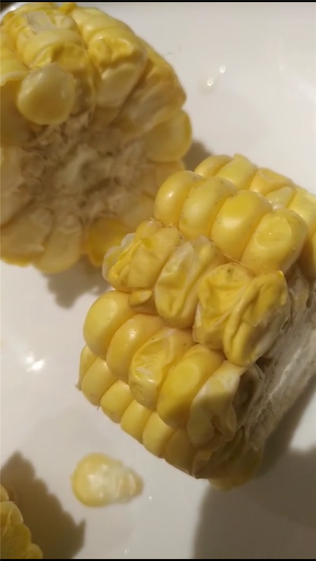 男子吃火锅发现玉米发霉,身体不适要求赔偿1万元,店家:请证明由玉米